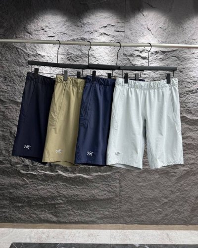 高品质拼接刺绣款 Arc'teryx 始祖鸟防水专柜面料。 %聚酯纤维同款户外科技面料运动休闲通勤机能短裤 2它是可以被定义为一条'皮肤裤'，防晒抗撕裂，整条裤