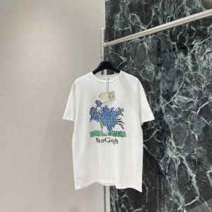 罗意威 25夏季新款 印花圆领短袖T恤 整件成衣胸前利用印花工艺和撞色勾勒出斑驳风格的梵高鸢尾花名画图案 优雅艺术感加强品牌标识度 时尚高级感立现 打造个性风格
