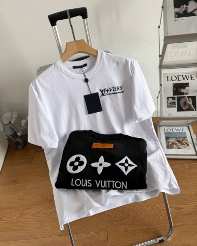 路易威登 1V 25Ss 重工老花立体毛巾绣纯棉短袖T恤 男女同款 颜色：黑色 白色 尺码：Xs S M L 走在潮流尖端的弄潮儿们，你们的衣橱里必须有这件路易