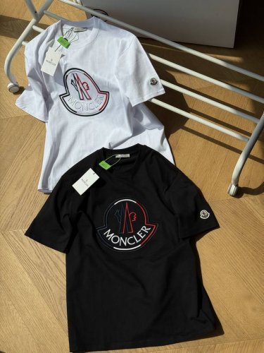 供120 Moncler盟可睐 胸口大彩标刺绣 短袖T恤 男女同款 黑色 白色 xs~L 原版260G双纱面料，预缩处理，亲肤舒适，垂坠有型！胸口3D立体大彩标