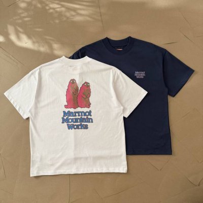 beams X Marmot Print联名红色土拨鼠短袖T恤 529 Marmot 土拨鼠 是美国著名户外品牌 ，以高品质户外装备闻名。图案中两只憨态可掬的土