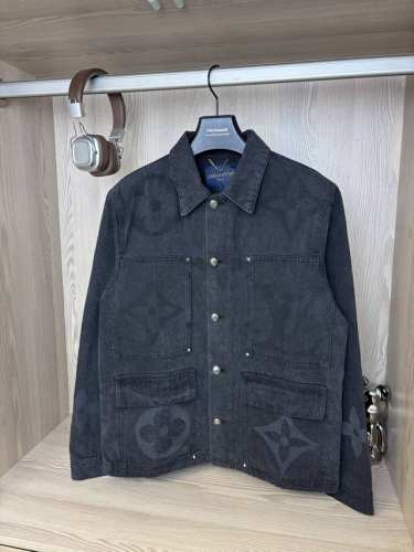 款号:Dc 111# lv 路易威登重工渐变水洗字母定位印花牛仔外套 非常重工的一款 斜纹肌理面料区别市场垃圾平纹面料克 重做顶 老花妥妥拿捏早秋出门穿搭 牛仔