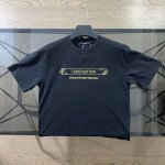 lv 路易威登2025夏季新款刺绣Logo字母短袖T恤 胸前采用线条刺绣图案设计，搭配后背品牌倒立字母Logo，立体鲜明，简单明了，270高克重纯棉质地，舒适透