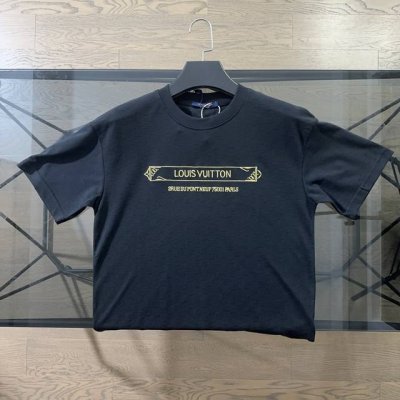 lv 路易威登2025夏季新款刺绣Logo字母短袖T恤 胸前采用线条刺绣图案设计，搭配后背品牌倒立字母Logo，立体鲜明，简单明了，270高克重纯棉质地，舒适透