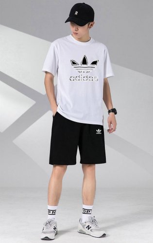 adidas阿迪达斯三叶草休闲情侣款短袖短裤运动套装，男女均可轻松上身驾驭 ，面料柔软有弹性超级舒服 ！细节一步到位 ，腰部内里有抽绳可以随意调节！ 上身效果超