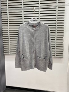 chanel香奈儿独家专供最新时尚秋冬毛衣。经典设计感与颜值爆棚的外套，独特设计纽扣，品质更是无法挑剔品控可以直接入手，不容过错的高端臻品！通过细节图片便可感受