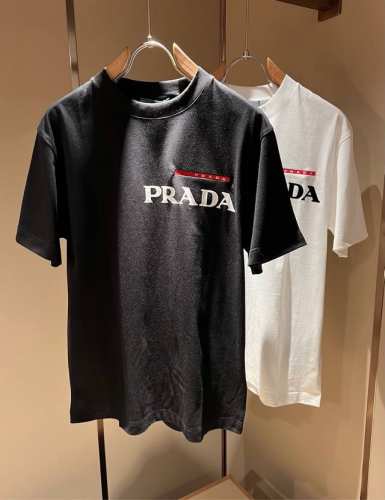 P180 Prad*A普*达2025春夏新款男女同款短袖T恤，最新款全网独家首上！！~既经典有时尚百搭，谁不爱啊，将经典再次展现，非常的耐看，自带低奢光环与辨识