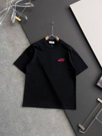 Ysl 25Ss夏季新款圆领短袖T恤！270克重磅高端纯棉面料，手感质感都极完美！修身裁剪设计干净利落！时尚又好看！走线做工非常精致！版型效果超赞！而且透气性能
