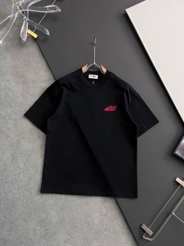 Ysl 25Ss夏季新款圆领短袖T恤！270克重磅高端纯棉面料，手感质感都极完美！修身裁剪设计干净利落！时尚又好看！走线做工非常精致！版型效果超赞！而且透气性能