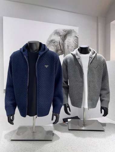 prada 普拉达徽章皮标连帽镂空毛衣外套 整衣纯手工开衫工艺 区别市面车缝大货！真材实料 羊毛混纺 抗起球定制定染纱 前胸徽章倒三角万针刺绣 非常厚实 亲肤舒