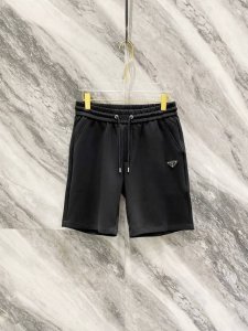 普拉达 2025Ss贸易渠道货品.休闲运动短裤 无从释怀的经典款,休闲时尚感略带锋利.精简的比例化裁剪铸就随性百搭 客供毛圈棉面料,区别于传统的针织棉质面料,手