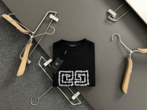 Giv*合身版型S-Xxl 25早春最新立体胶印重磅短袖，高端品质专柜原单圆领短袖，顶级制作工艺进口面料，专柜款独特设计，采用进口高端订制进口丝线手感一流！官网