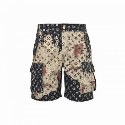 louis Vuitton 路易威登 满印渲染牛仔短裤 monogram 以活力运动剪裁解构牛仔工装设计 拉链可将风帽束紧至领口高处 搭配正面斜插贴袋和弹力下摆