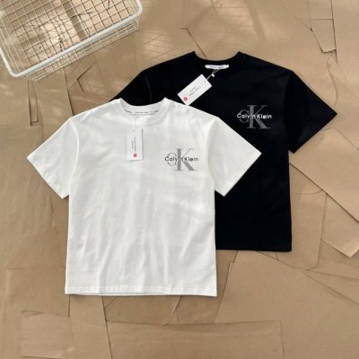 calvin Klein Ck夏季胸口灰字印花短袖T恤 504 -面料采用280G双纱爽滑棉，双纱的质感加上爽滑手感，面料整体重磅舒适，细节还原原版一比一，亲测