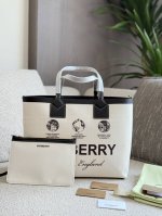 Bruberry双面Tote 最新款空间充裕的托特包，选用棉质和缉明线皮革材质打造。亮眼装饰标签印花，致敬品牌探索历史。内衬B 家格纹，搭配可拆卸拉链收纳袋尺寸