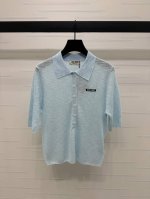 上新原单高端品质 Miumi*2025春夏最新系列！翻领针织短袖开衫！定制丝毛纱线织造 柔软舒适 洋气显瘦 翻领针织短袖剪裁 胸前字母徽标刺绣 展现缪氏最拿手的