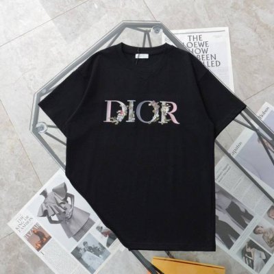 上新 纯原臻品 顶级复刻 Dior 迪奥 新款花卉刺绣Logo休闲圆领短袖T恤 款号：342 颜色：黑色 白色 购入原版开模打造，全套定制辅料，细节决定成败。