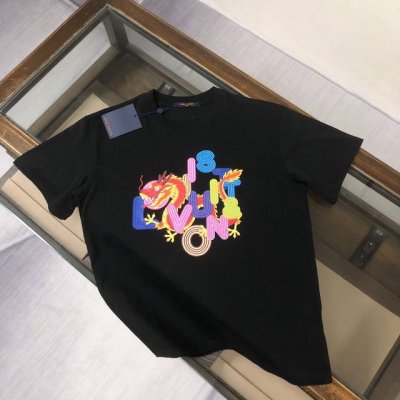 Louis vuitton LV 路易威登 24SS夏季新款圆领短袖T恤！270克重磅高端纯棉面料，手感质感都极完美！修身裁剪设计干净利落！时尚又好看！走线做工