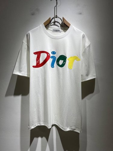 dio*迪家 2025春夏新款男女同款短袖T恤，专柜同步发售！定制专属260克纯棉面料，定制原版工艺螺纹，胸前Logo图案印花工艺设计！简约大方，从容百搭，档次