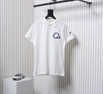 Moncler 蒙口 25Ss 胸口刺绣徽标polo短袖 选用棉质珠地网眼布打造，定制材质260G长绒棉。衣领为双系统提花定织扁机制成，有弹性，不变形。衣服全部