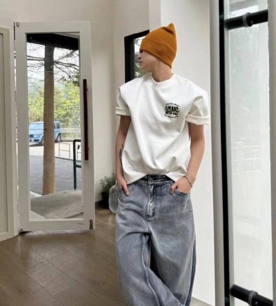 上新！Vans 万斯新款短袖T恤！标志性Logo Tee ！高密针织圆领设计，平整简约！亲肤透爽！面料的柔软性舒适性无可挑剔！男女均可驾驭，打破性别局限性。 尺
