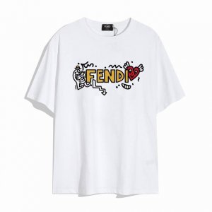 Fendi 芬迪七夕限定系列涂鸦短袖T恤,优雅的设计看起来气质满满！版型剪裁特别有讲究！上身很洋气显瘦内搭外穿都看高密针织圆领设计，平整简约！亲肤透爽！T恤面料
