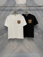 25春夏新品Bbr英伦格纹盖帽假口袋设计圆领短袖T恤，完美融合了经典与现代的元素。其英伦格纹图案，源自传统苏格兰纹样，呈现出浓郁的英伦风情。盖帽设计增添了一份休