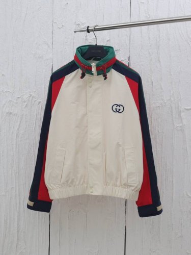 gucci* 古驰25新款织带尼龙夹克外套 定制多色拼接撞色面料，前胸经典互扣双G贴饰，衣领处条纹织带细节，隐形拉链帽兜设计，内里浅米色网眼里布，魔术贴手袖弹力