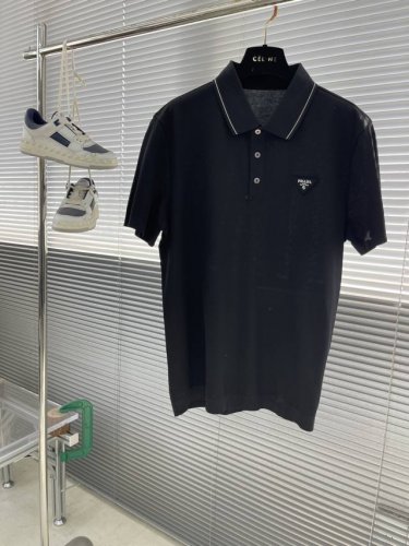 prad 2025新款刺绣三角标Logo翻领polo衫 原版面料高版本 50支双股珠地棉面料 透气环保同时色泽很正 面料柔软 质感区别市场错版 手感非常舒服 超