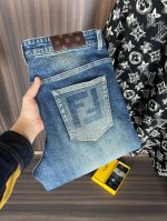 P210 芬迪 新款来袭2630新春爆款新品 专柜有售 实体店极品牛仔裤专柜原版1:1好货，适合各个年龄段。市场最高版本的欧洲进口面料。舒适柔软亲肤，上身效果超