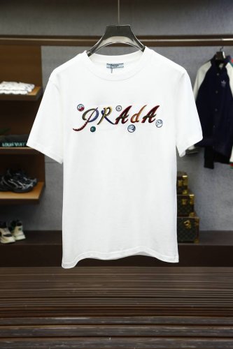 prada 普拉达-2025夏装新款男女同款短袖T恤，！定制专属皮马棉面料，定制原版工艺螺纹，胸前重工字母Logo工艺设计！简约大方，从容百搭，档次极高，完美融