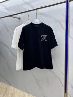 lv*路易威登 2025Fw春夏新品圆领打底外穿T恤，立体感Logo微廓形半袖纯棉打底，手感面糯有骨感，柔而有韧性。工艺处理，韧性和抗皱性能得到大幅度提高。微廓