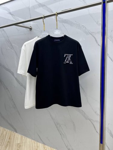 lv*路易威登 2025Fw春夏新品圆领打底外穿T恤，立体感Logo微廓形半袖纯棉打底，手感面糯有骨感，柔而有韧性。工艺处理，韧性和抗皱性能得到大幅度提高。微廓