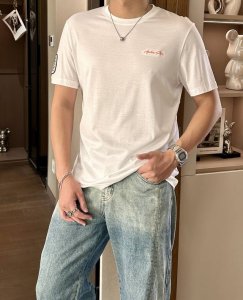 爱*仕 2025春夏最新字母绣标男士圆领T恤衫 胸前经典字母刺绣 搭配靓丽的桔色点缀 带来强烈的视觉效果 与右侧全新标志性盾牌徽章相呼应 低调奢华 富有品位 又