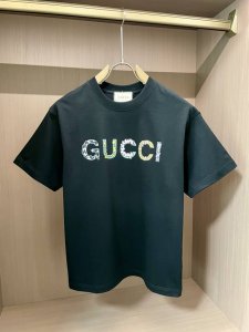 Gucc 2025春夏新品，优选特定原版开发双股精棉平纹面料，上身挺阔舒适度佳，外穿内搭随意搭配，男女同款夏日必备 尺码S-Xxl