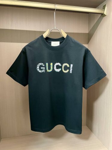 Gucc 2025春夏新品，优选特定原版开发双股精棉平纹面料，上身挺阔舒适度佳，外穿内搭随意搭配，男女同款夏日必备 尺码S-Xxl