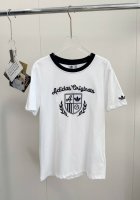价格p： 品名：Ad 阿迪宋雨琦同款复古撞色植绒Logo正肩短袖 尺码：S.M.L 颜色：白色 宋雨琦同款！！真的很美很减龄，刚发售就已经火的一塌糊涂，全网都在