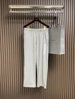 Balenciaga 2025Ss早春新款直筒休闲卫裤，简约时尚新款定制面料，身穿手感舒适 低调不失奢华 非常有档次搭配裤脚渐变设计时尚高端 裤型款式和裁剪亦无
