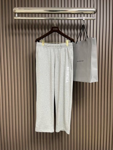 Balenciaga 2025Ss早春新款直筒休闲卫裤，简约时尚新款定制面料，身穿手感舒适 低调不失奢华 非常有档次搭配裤脚渐变设计时尚高端 裤型款式和裁剪亦无