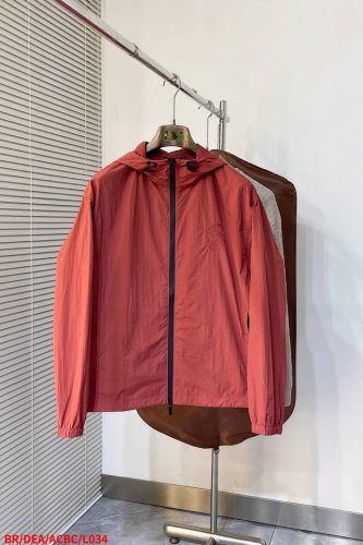 L034 Brburberry 新禧贺岁蛇年尼龙棉质夹克外套，选用尼龙棉质罗缎面料打造。于意大利工坊精制而成，呈现宽松版型。点缀同色系字母B图案刺绣，礼赞中国蛇
