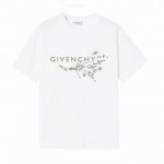 Givenchy 纪梵希花卉字母短袖T恤,简单的设计看起来特别大方！版型剪裁特别有讲究！上身很洋气显瘦内搭外穿都看高密针织圆领设计，平整简约！亲肤透爽！T恤面料