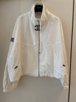 cc Chane新款外套 任何场合都能驾驭 短款设计兼具时尚造型感 甄选尤质面料 打造篙品质成衣 立体廓形宽松版型 户外运动无束缚感 尺码均码