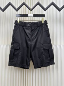 普拉达prada尼龙工装短裤 正品开版-实体柜台-顶奢品质 秒杀市面一切版 选用标志性尼龙面料制成 通过高密度的编织结构 使其具备高强度抗撕裂 耐磨性超群 经过