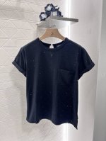 chane*2025新品上架 重工烫钻露背 定制Yb原生全棉材质 透气舒适 质感十足 常规T恤裁剪 凸显品牌格调 采用克重纯棉制成 略带有弹力 呈现显瘦视觉效果