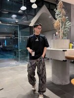 25Ss 巴黎滑雪限量版新款圆领短袖T恤 选用330克双纱平织棉面料打造 前后3D立体印花工艺 螺纹针织领口 男女同款 码数 S-2Xl 颜色 黑 白两色 尺码