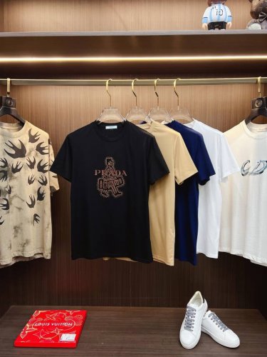 prada 普拉达 2025Ss春夏最新款圆领时尚短袖T恤，官网同步，专柜纯棉面料！贴肤舒适，耐看又好穿，经典简约Logo设计，原厂工艺一丝不苟，型男必备单品
