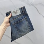 prada*普拉达 高端定制、2025早春最新款牛仔裤 柜台同步发售 原版定制复刻 客供五金辅料 原单品质 直筒版型 进口牛仔面料纯棉 重工洗水 做工走线精细