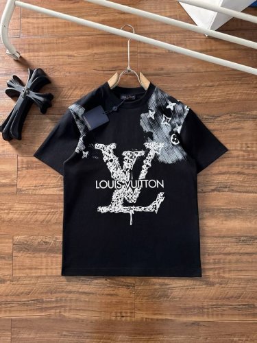 lv 2025夏装新款男女同款短袖T恤，！定制专属纯棉面料，定制原版工艺螺纹，胸前重工字母Logo工艺设计！简约大方，从容百搭，档次极高，完美融入时尚还有风情感
