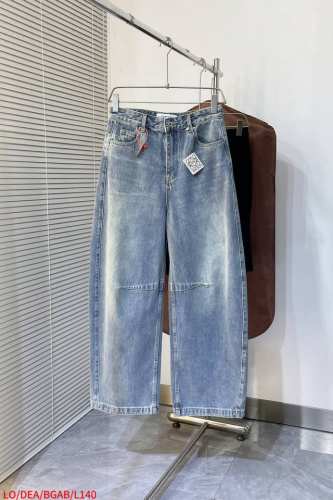 L140 Loloewe 25Ss月亮弯牛仔裤 定制典雅美纹粗斜牛仔料 质感卓越 舒适贴肤 以气球廓形为魂 膝盖之处 褶裥轻饰 层次感跃然而出 激光镭射技术 利