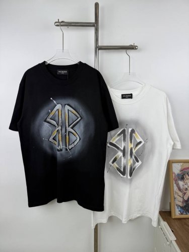 款号X25 Balenciaga 巴黎世家Logo印花短袖T恤 面料采用巴黎Zp定织定染全棉双纱克重260克布面干净布纹清晰，柔软舒适螺纹釆用定染无色差 水洗效